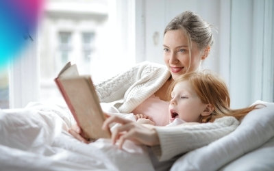 Maminka čte dceři a vypráví příběh